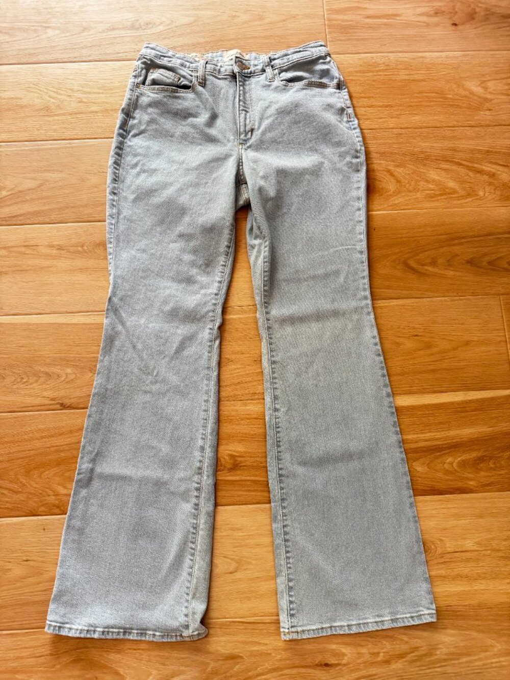 Wide legged jeans, light wash denim jeans, universal threads size 12R